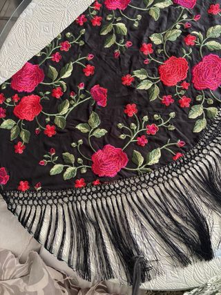 Mantoncillo bordado flores rojas