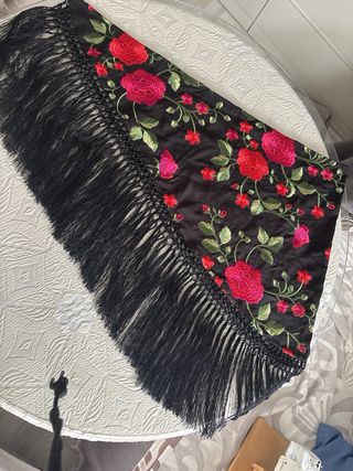 Mantoncillo bordado flores rojas