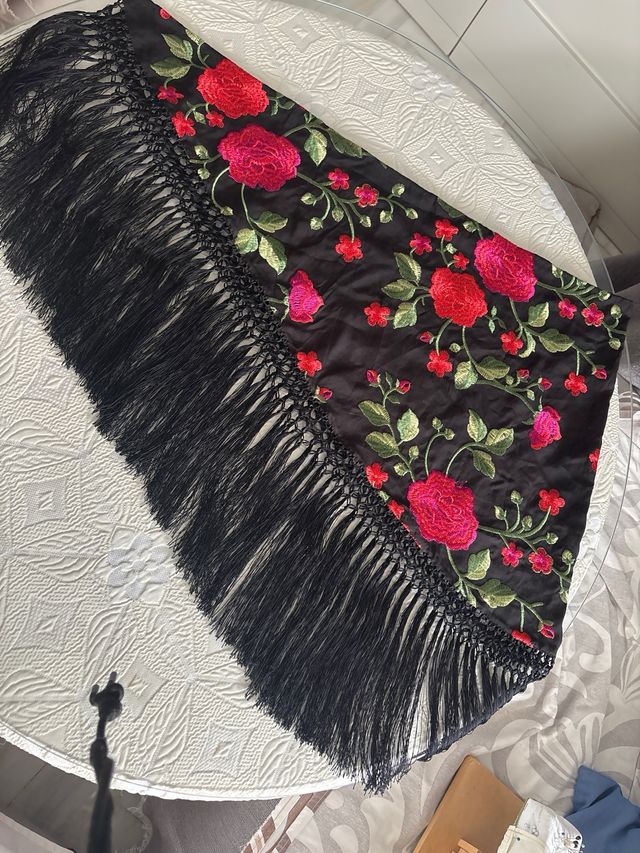 Mantoncillo bordado flores rojas