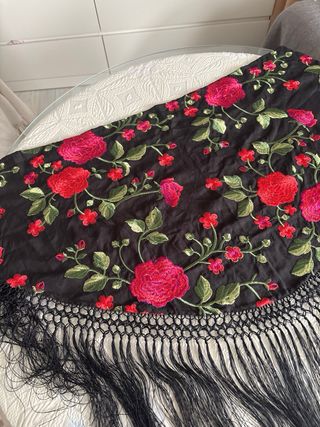 Mantoncillo bordado flores rojas