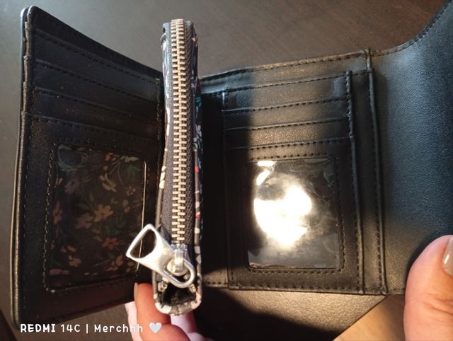 Cartera, monedero, billetero. Parfois.