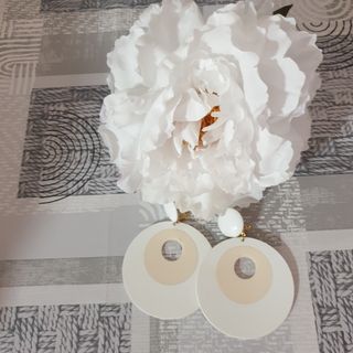 Traje de flamenca Con flor y pendientes