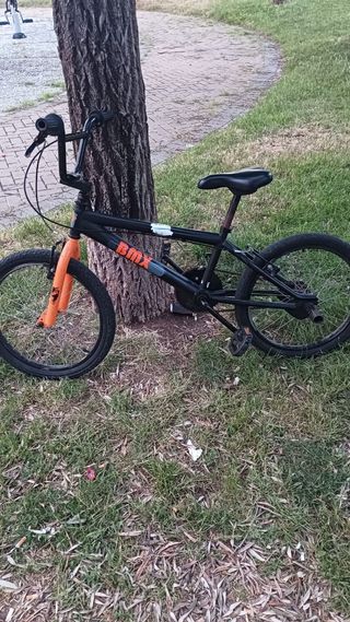 Bicicleta BMX negra y naranja