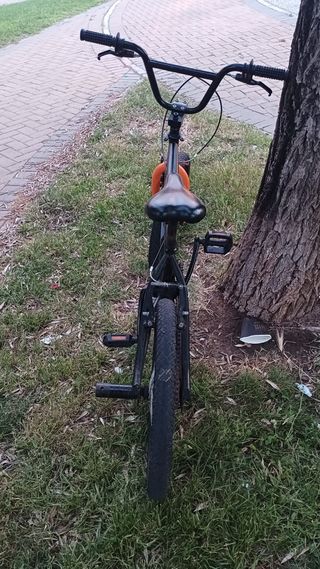 Bicicleta BMX negra y naranja