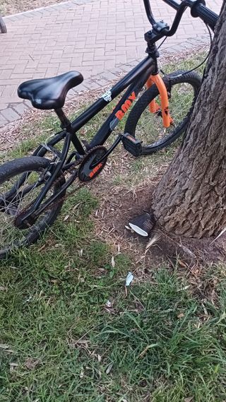 Bicicleta BMX negra y naranja