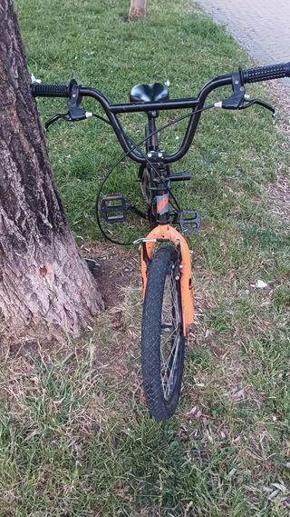 Bicicleta BMX negra y naranja