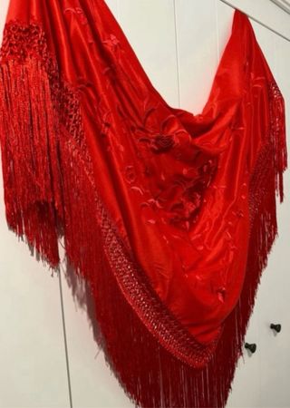 Mantoncillo rojo bordado