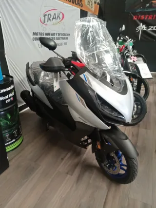 Maxi Scooter Zontes 125E Seguro Gratis!
