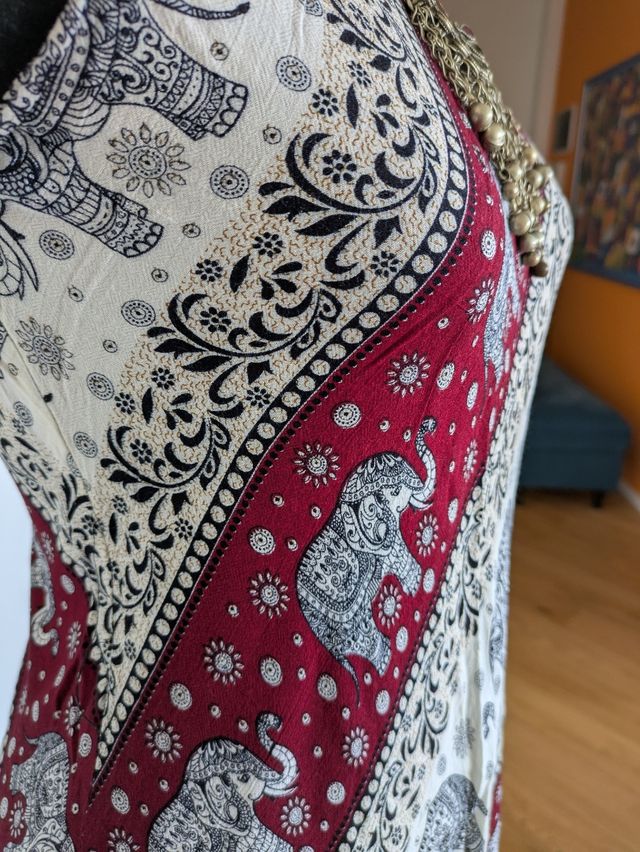 Vestito estivo indiano rosso e bianco