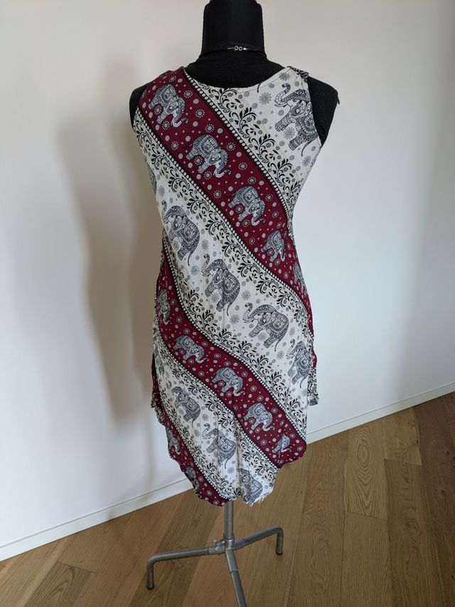 Vestito estivo indiano rosso e bianco