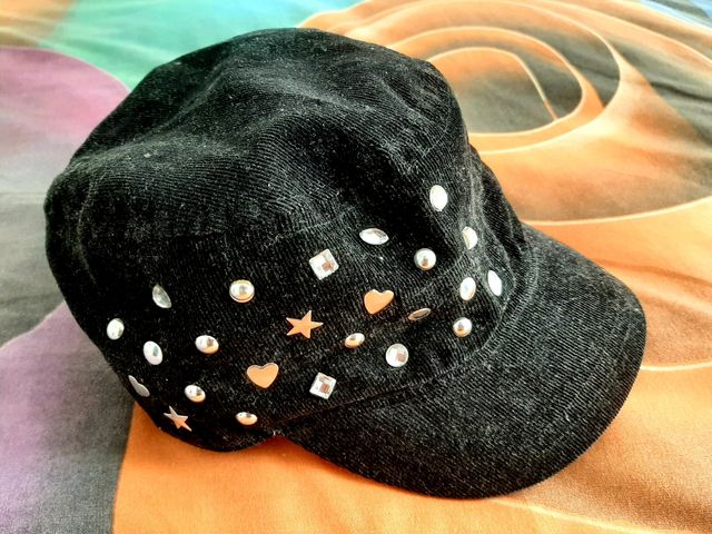 Gorra negra con tachas - pequeña