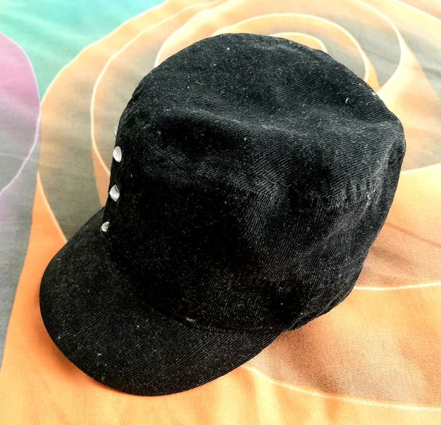 Gorra negra con tachas - pequeña