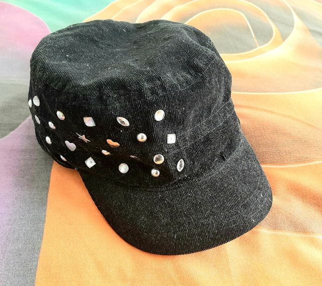 Gorra negra con tachas - pequeña