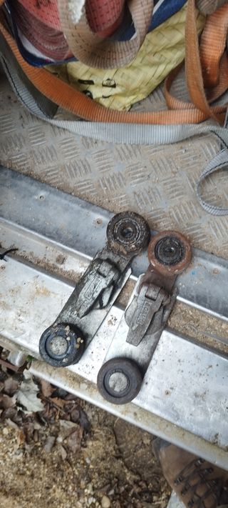 Motor y cadena y carriles para automatizar puerta