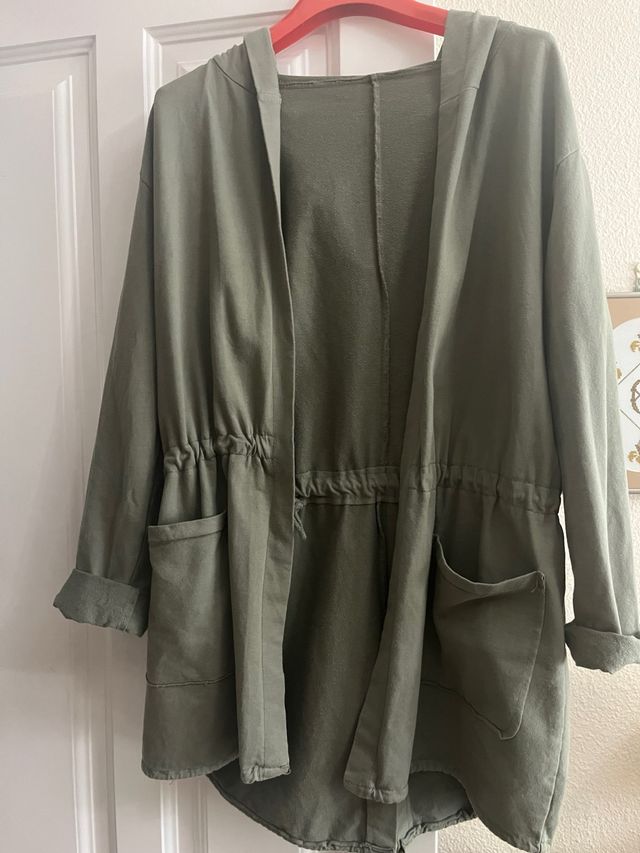 Guardapolvo verde militar con capucha