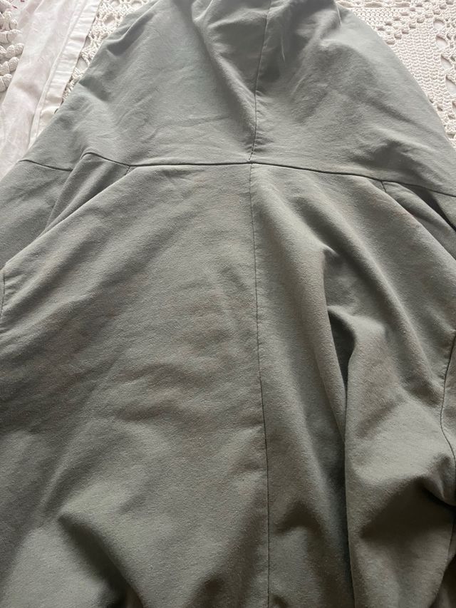 Guardapolvo verde militar con capucha