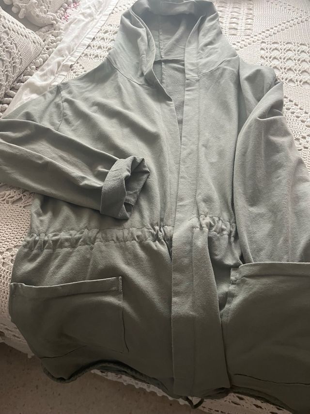 Guardapolvo verde militar con capucha