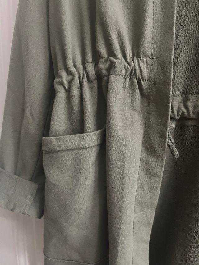 Guardapolvo verde militar con capucha