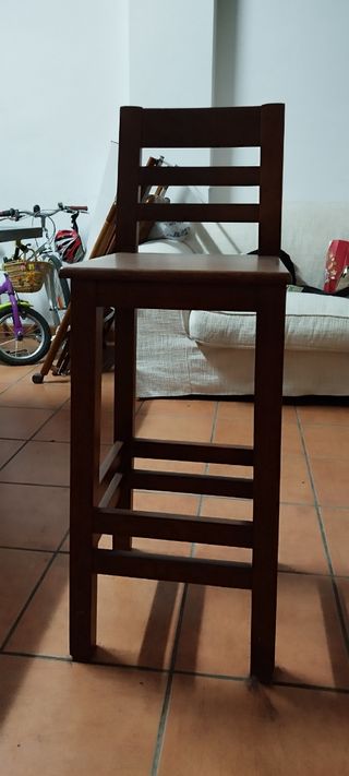3 Taburetes madera maciza marrón. 50 € c/u.