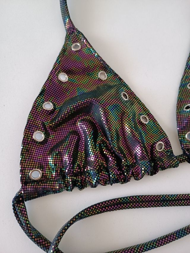 Bikini metálico multicolor con ojales
