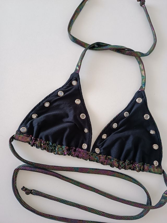 Bikini metálico multicolor con ojales