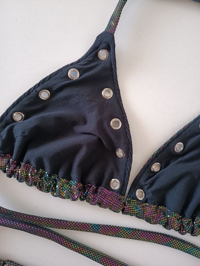 Bikini metálico multicolor con ojales