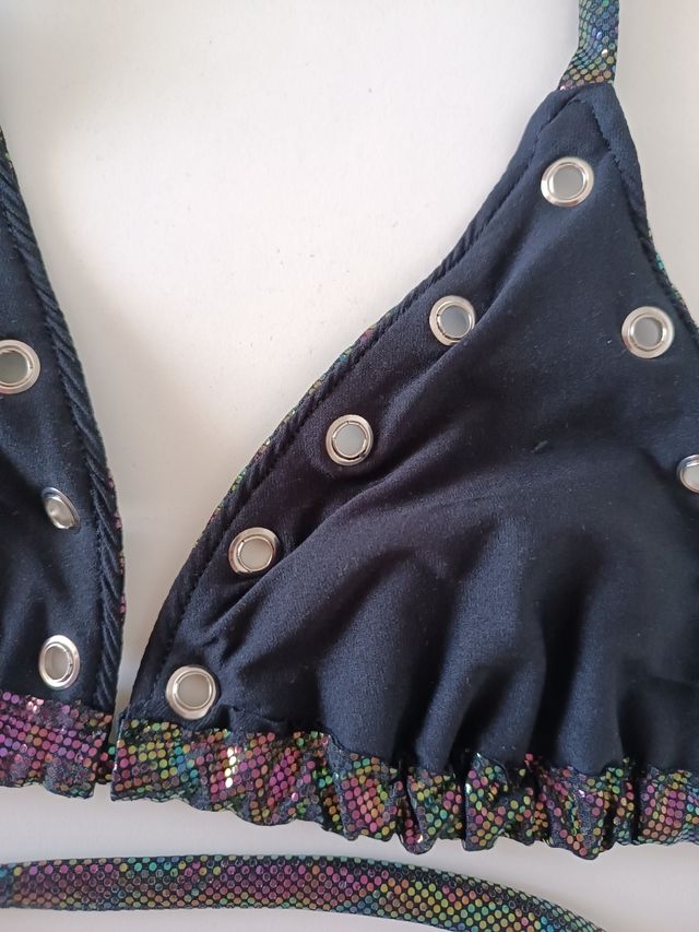 Bikini metálico multicolor con ojales