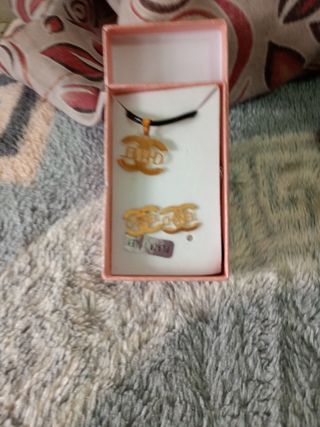 Conjunto Collar y Aretes Chanel Dorado