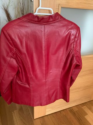 Chaqueta roja de cuero