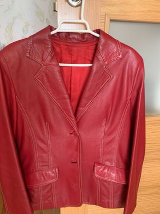Chaqueta roja de cuero