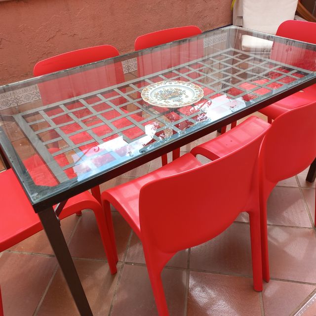 Mesa + regalo sillas