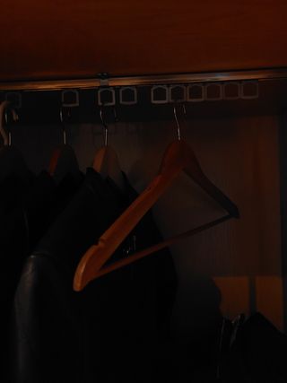 Armario de mimbre con espejo