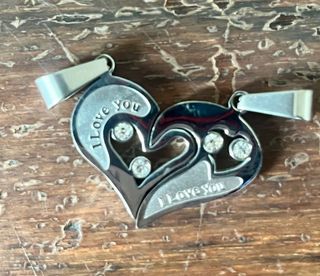 Collar para pareja corazón de metal , color plata.