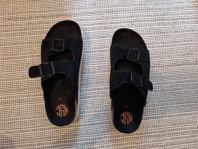 Sandalias negras con hebilla