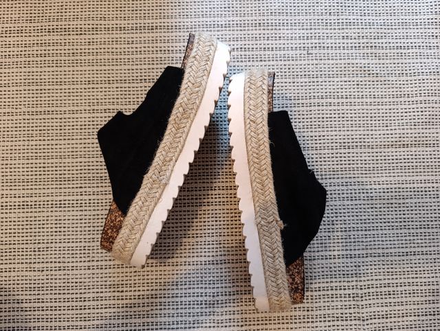 Sandalias negras con hebilla