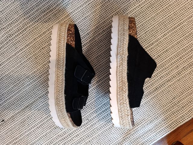 Sandalias negras con hebilla