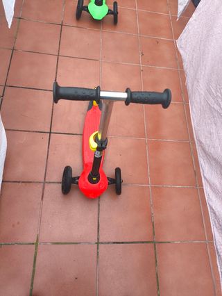 2 Patinetes de 3 ruedas niño - rojo y verde.