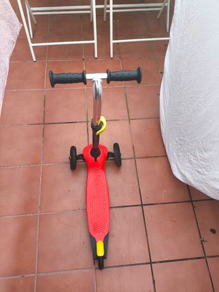 2 Patinetes de 3 ruedas niño - rojo y verde.