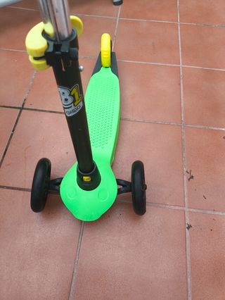 2 Patinetes de 3 ruedas niño - rojo y verde.
