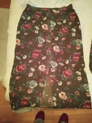 Conjunto de blusa y falda. Talla 48