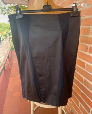 Falda negra por la rodilla