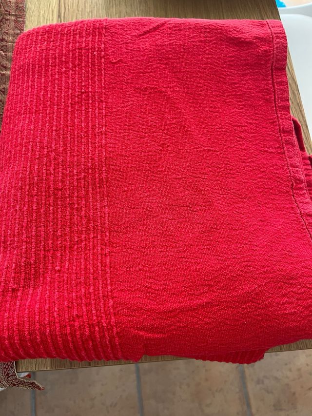 2 colchas Indira de Ikea en rojo 7€ c/u