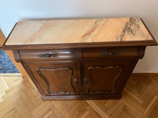 Mobili antichi in legno con marmo