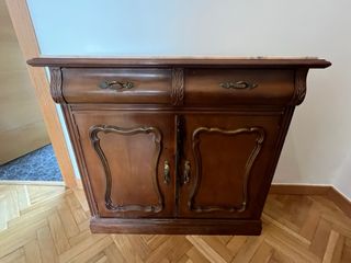 Mobili antichi in legno con marmo