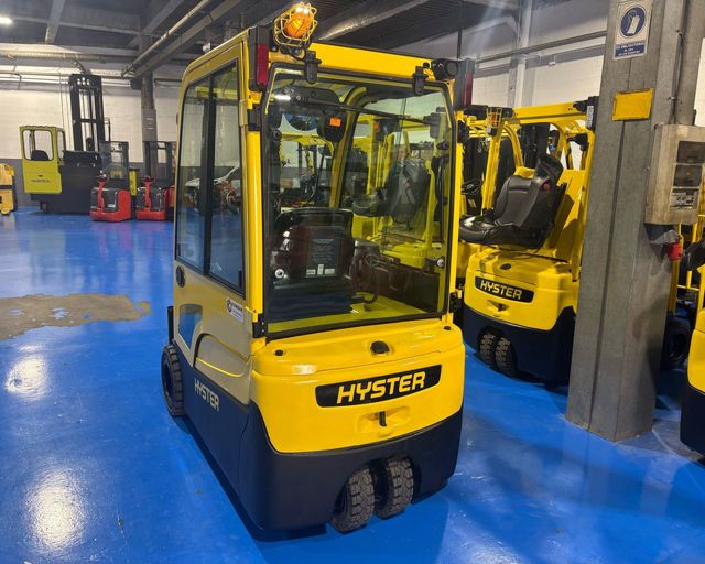 2566 -Carretilla Elevadora HYSTER CABINADA 1800 Kg