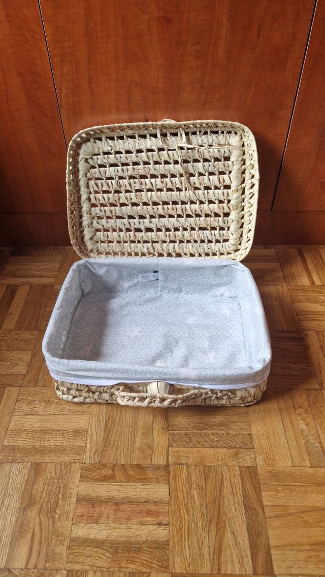 Cesta de mimbre forrada de tela