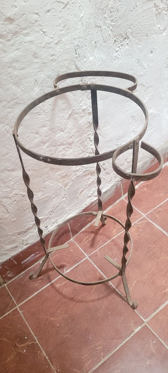 Palanganero antiguo de metal.