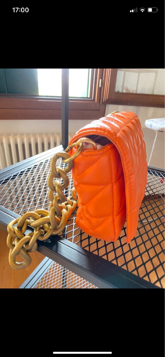 Borsa arancione con catena in metallo oro
