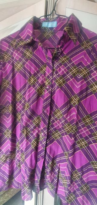 Camisa marca diyusi- cuadros morado y verde.
