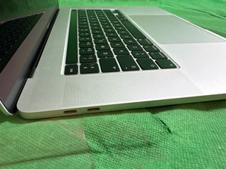 Vendo carcasa pantalla y batería de MacBook Pro A2141 16”